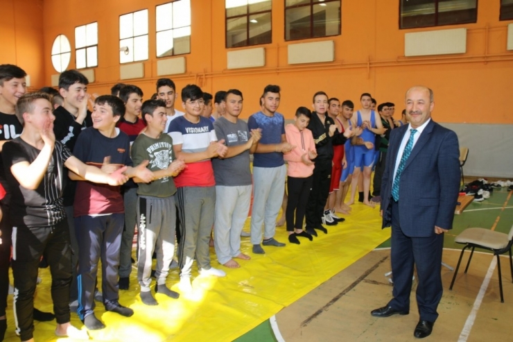 Kütahya’da Anadolu İmam Hatip Lisesi Öğrencileri Arası Güreş Müsabakaları Başladı