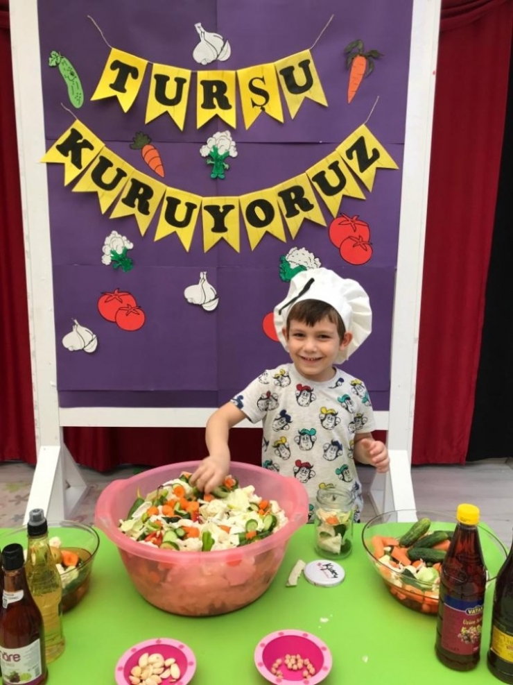 Miniklerin Turşu Etkinliği Renkli Görüntülere Sahne Oldu