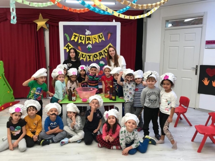 Miniklerin Turşu Etkinliği Renkli Görüntülere Sahne Oldu