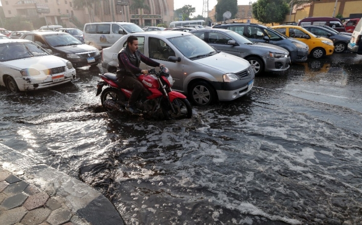 Kahire’de Şiddetli Yağışlar Nedeniyle Havalimanını Su Bastı