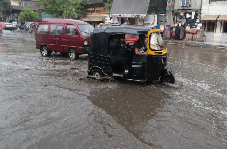 Kahire’de Şiddetli Yağışlar Nedeniyle Havalimanını Su Bastı