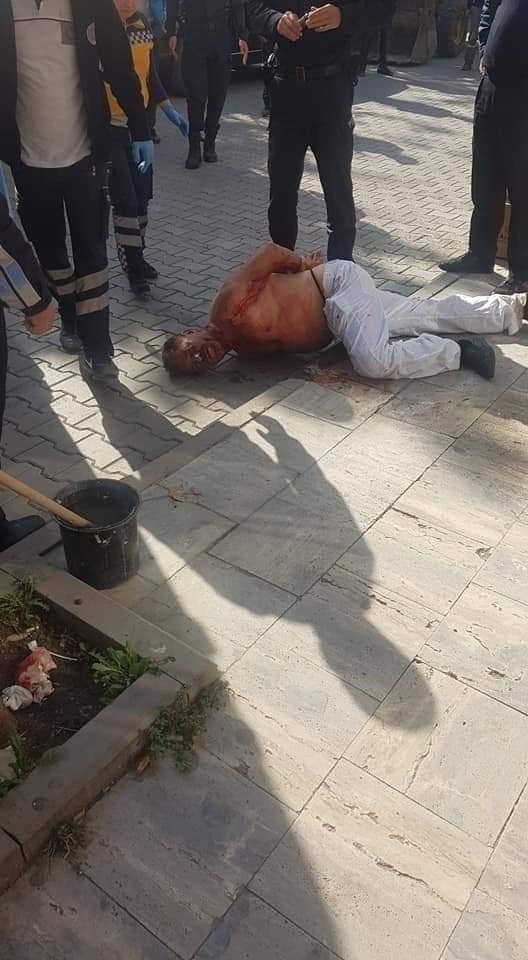 Sokak Ortasında Bir Anda Kendini Jiletlemeye Başladı