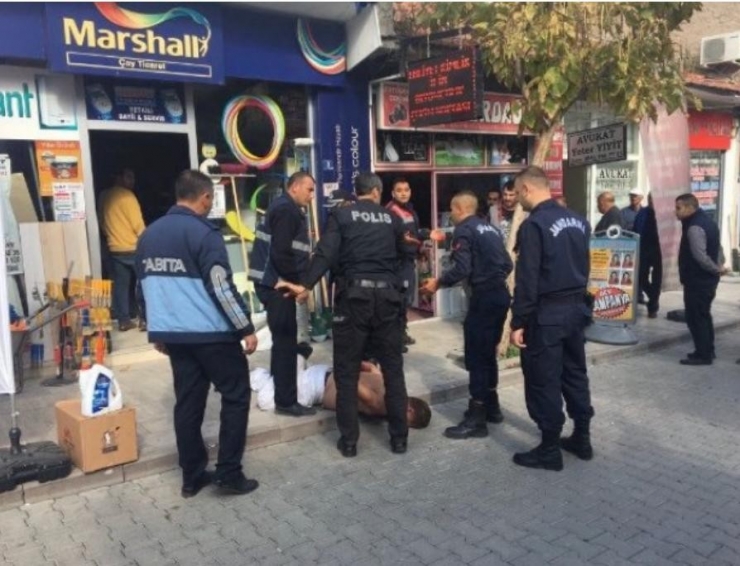 Sokak Ortasında Bir Anda Kendini Jiletlemeye Başladı