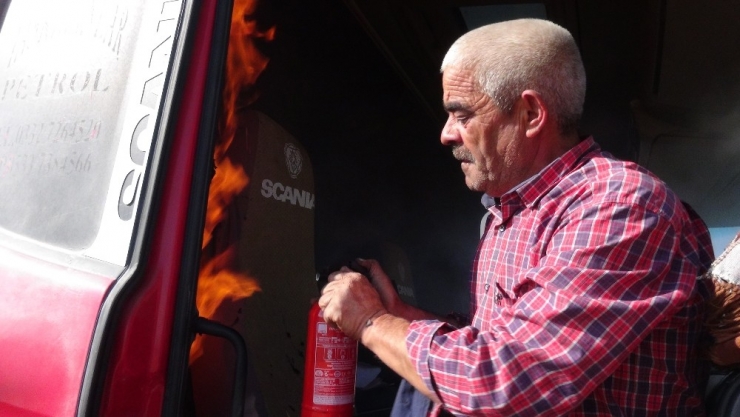 Alevler İçinde Kalan Tırını Ağlayarak Söndürmeye Çalıştı