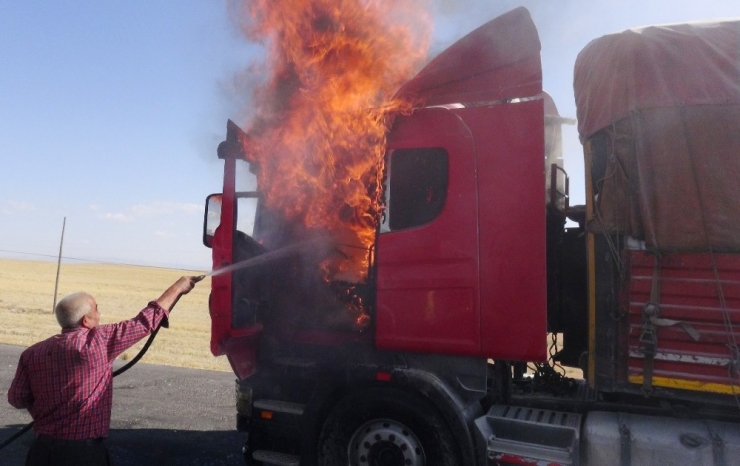 Alevler İçinde Kalan Tırını Ağlayarak Söndürmeye Çalıştı