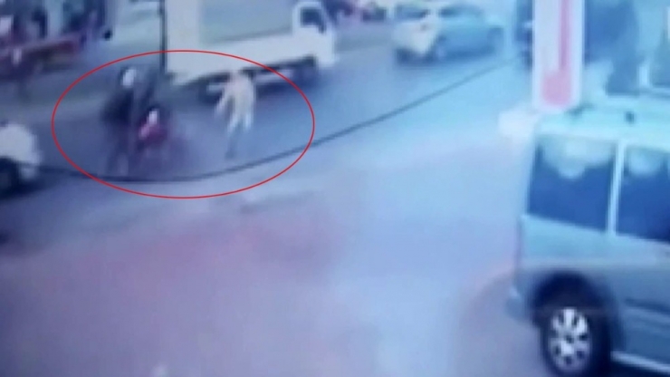 Motosiklet Önce Otomobile, Ardından Kaldırımdaki Yayaya Çarptı