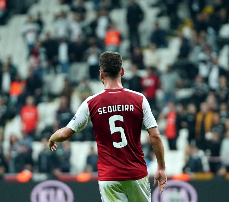 Sequeira Sarı Kart Gördü, Tabelada Bennett Yazdı!