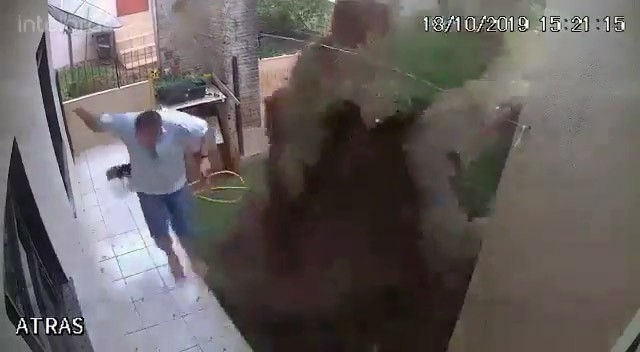 Haşerelere Çözüm Bulmak İsterken Bahçeyi Havaya Uçurdu