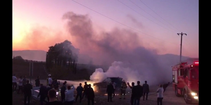 Park Halindeki Lüks Araç Mezarlıkta Alev Aldı