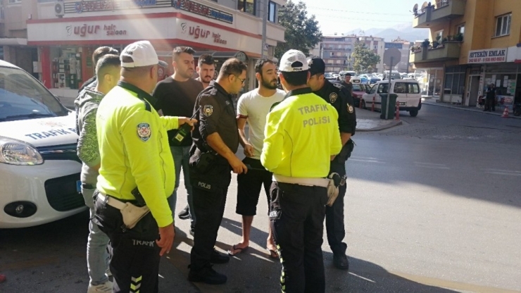 Trafik Polislerinin Fotoğrafını Çekti Asayiş Ekipleri Gözaltına Aldı