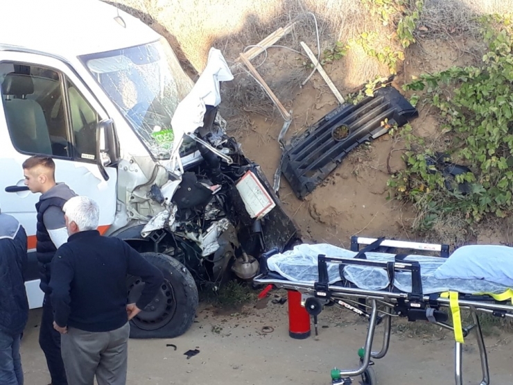 Turistleri Taşıyan Minibüs İle Traktör Çarpıştı: 10’u Yabancı Uyruklu 12 Yaralı