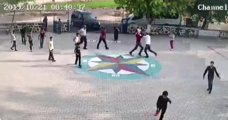 Veliler Öğretmeni, Öğrencilerin Gözü Önünde Darp Etti