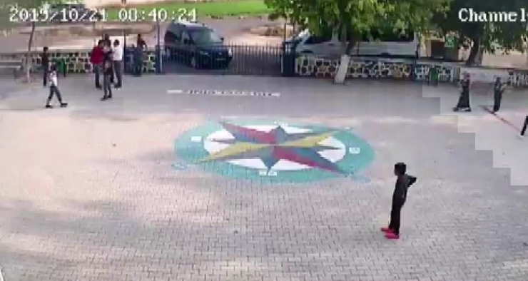 Veliler Öğretmeni, Öğrencilerin Gözü Önünde Darp Etti