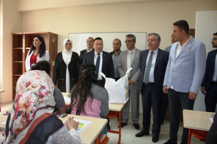 Üniversite Adaylarına Ücretsiz Eğitim Kursu