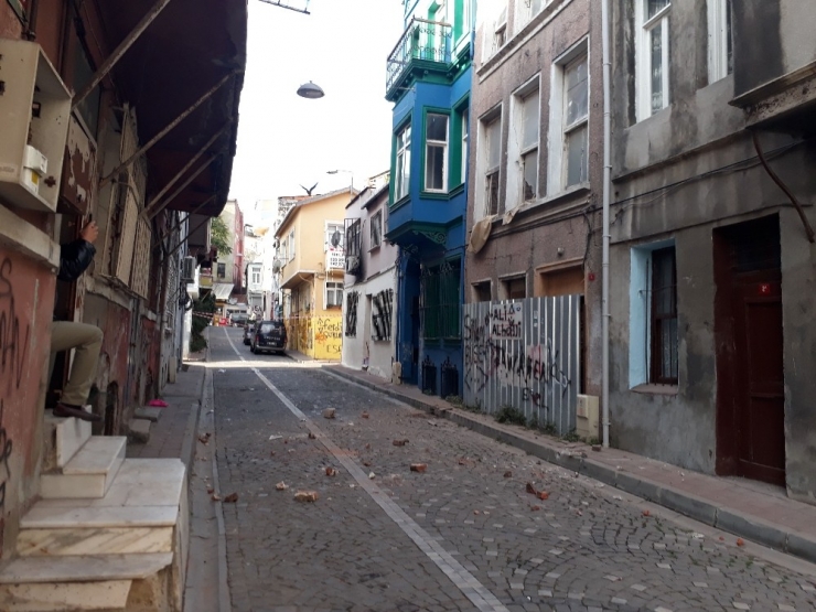 Fatih’te 3 Katlı Bir Binanın Arka Kısmı Tamamen Çöktü