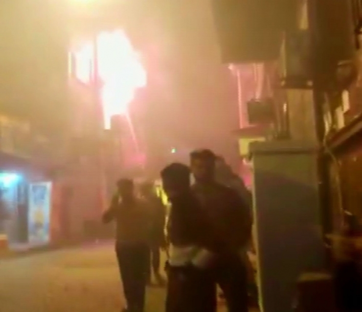 Fatih’te Bir Binanın Alev Alev Yandığı Anlar Kamerada