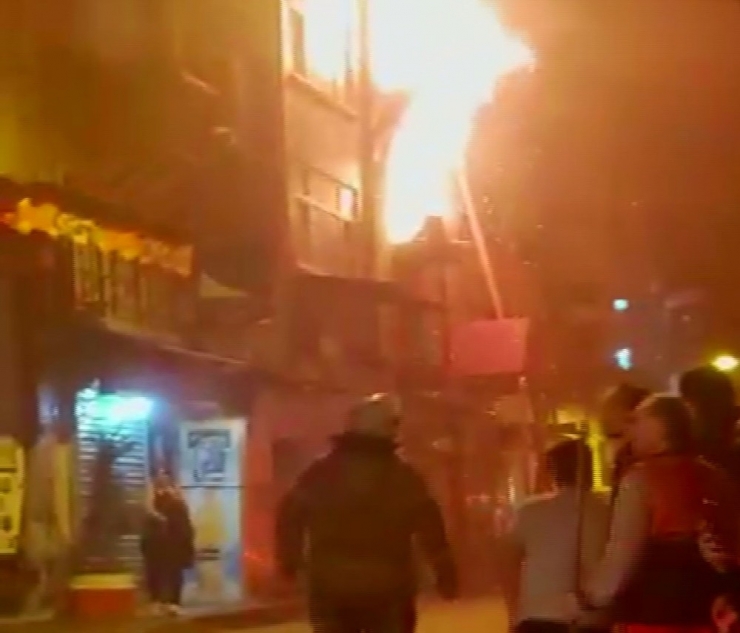 Fatih’te Bir Binanın Alev Alev Yandığı Anlar Kamerada