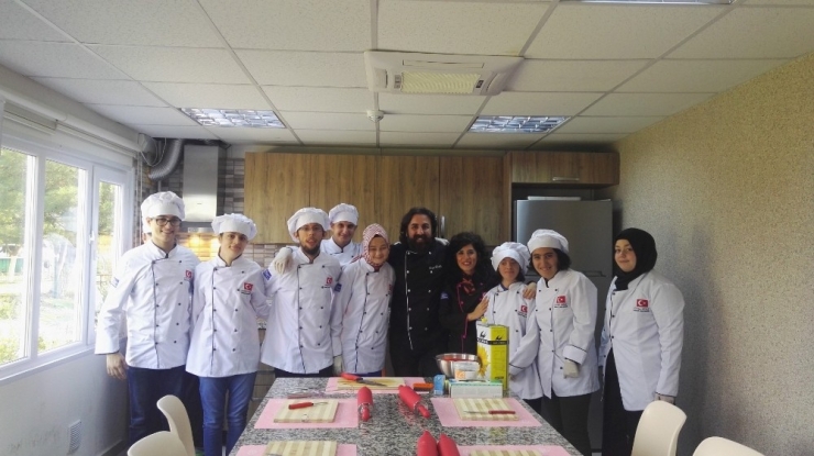Şef Rüzgar Sünbül, Cemil Meriç Öğrencileriyle Yemek Yaptı
