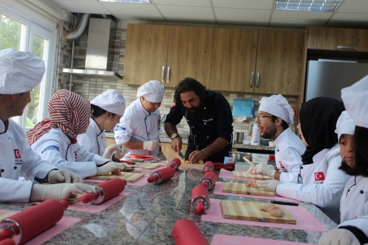 Şef Rüzgar Sünbül, Cemil Meriç Öğrencileriyle Yemek Yaptı