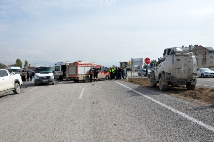 Minibüsle Beton Mikseri Çarpıştı: 3 Yaralı