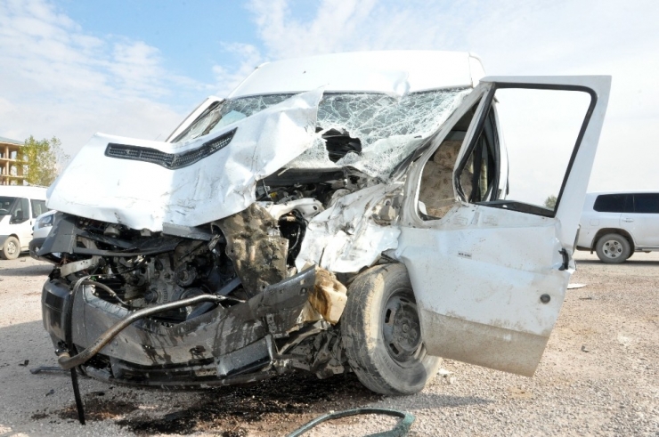 Minibüsle Beton Mikseri Çarpıştı: 3 Yaralı