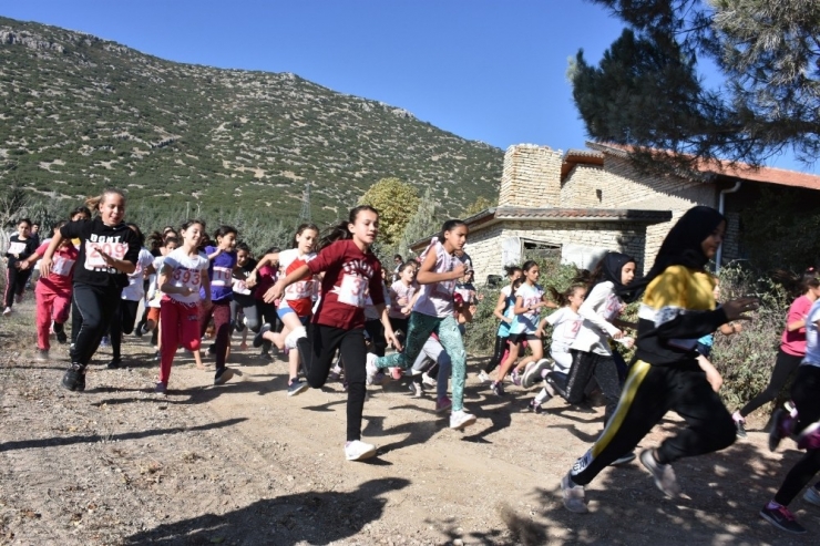 Isparta’da Yüzlerce Sporcu Atletizm Yarışmasında Ter Döktü
