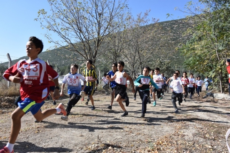 Isparta’da Yüzlerce Sporcu Atletizm Yarışmasında Ter Döktü