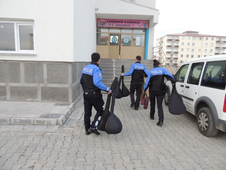 Kars Polisinden Öğrencilere Saz Ve Gitar