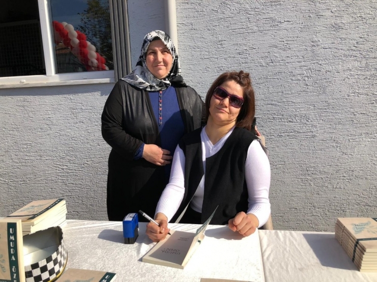 Serebral Palsi Hastası Genç Kız Yaşadıklarını Şiir Kitabında Topladı