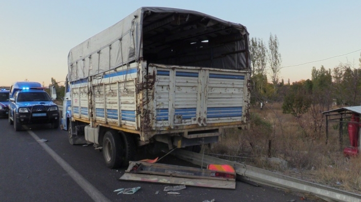 Ticari Taksi Kamyona Çarptı: 1 Ölü, 1 Yaralı