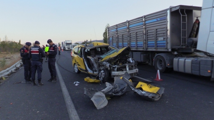 Ticari Taksi Kamyona Çarptı: 1 Ölü, 1 Yaralı