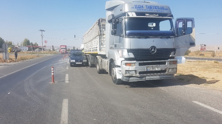 Otomobil Tıra Çarptı: 1 Yaralı