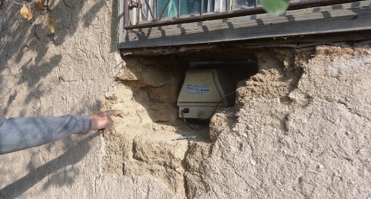 Duvarı Delip Girdikleri Evden Hırsızlık Yaptılar