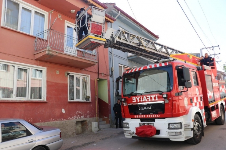 Polis İkinci Kattaki Eve İtfaiye Merdiveniyle Girdi
