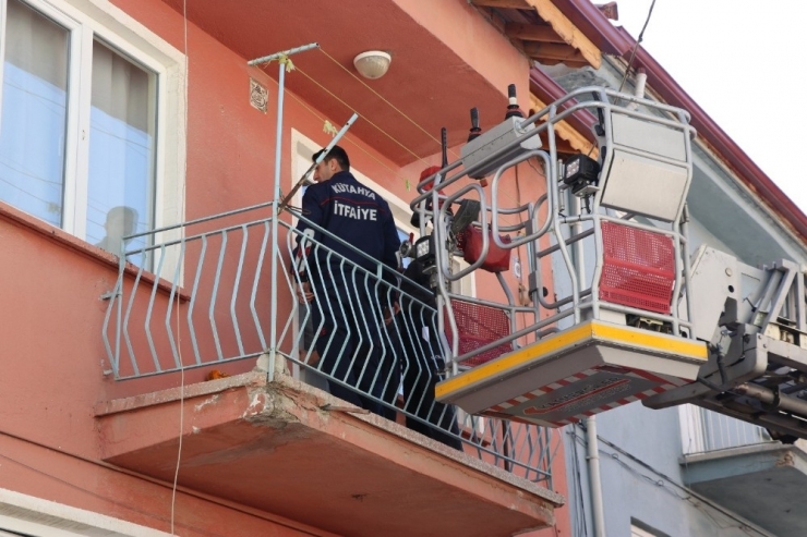 Polis İkinci Kattaki Eve İtfaiye Merdiveniyle Girdi