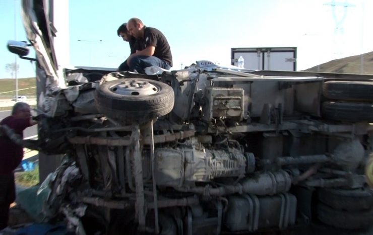 Devrilen Kamyonetin Üzerinde Ambulans Bekledi