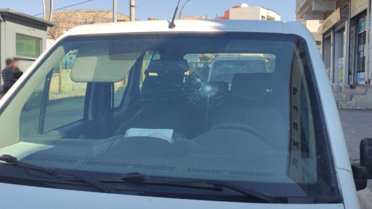 Derik’te Kaçak Elektrik Kontrolü Yapan Ekiplere Taşlı Saldırı