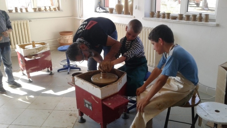 Minik Öğrenciler Çömlekçiliğe Soyundular