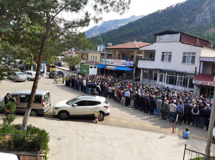 Emekli Polisin Öldürdüğü Adam Toprağa Verildi