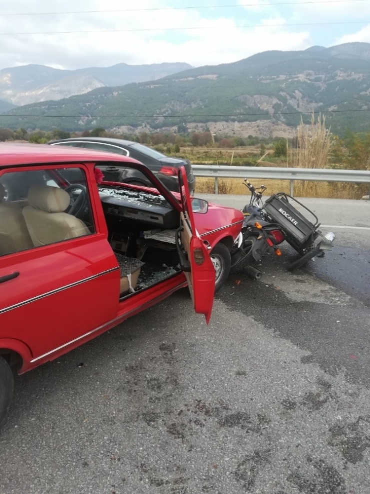 Otomobil Ve Motosiklet Çarpıştı: 2 Yaralı