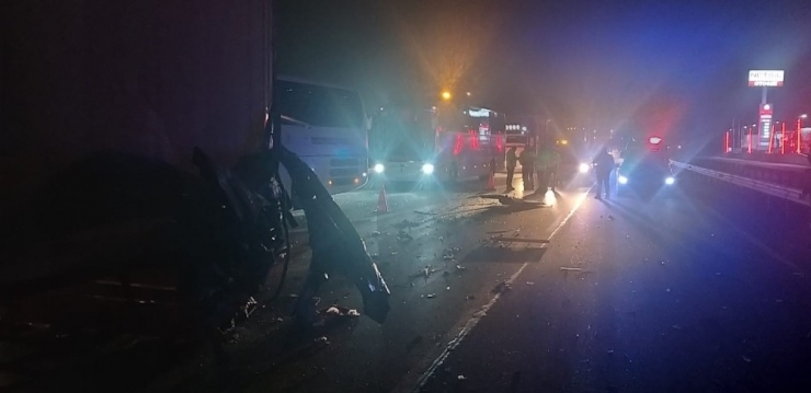 Sakarya’da Kamyonet Tıra Arkadan Çarptı: 1 Ölü 1 Yaralı