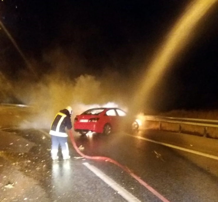 Siirt’te Bariyerlere Çarpan Araç Alev Alarak Yandı