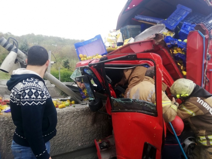 Tem Otoyolu Avcılar Bağlantı Yolunda Bulunan Gişelere Meyve Yüklü Kamyon Çarptı. Olay Yerine Polis, İtfaiye Ve Sağlık Ekipleri Sevk Edildi. Kaza Nedeniyle Kamyonda Bulunan Meyveler De Yola Saçıldı. İtfaiyenin Kamyonda Sıkışa