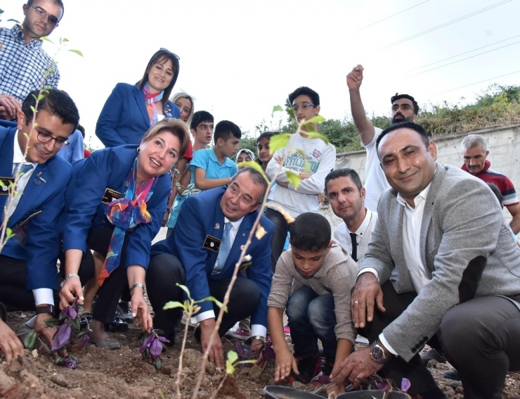 Başkan Yılmaz, İşitme Engelli Çocuklarla Çiçek Ekti
