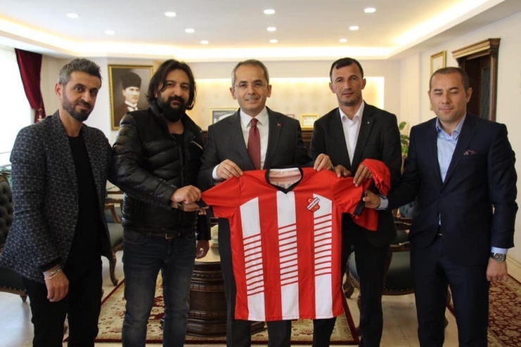 Tosyaspor’dan Kaymakam Pişkin Ve Başkan Kavaklıgil’e Forma