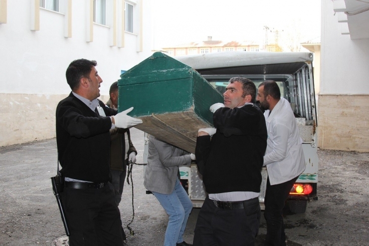 İran Sınırında Biri Çocuk 2 Kişinin Cesedi Bulundu