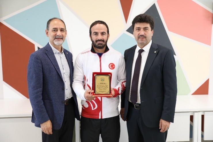 Rektör Sarıbıyık’tan, Dünya Şampiyonu Altun’a Teşekkür Plaketi