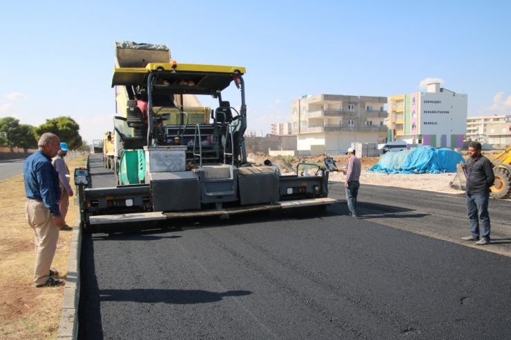 Viranşehir’de Yenihal Caddesini Asfaltlanıyor