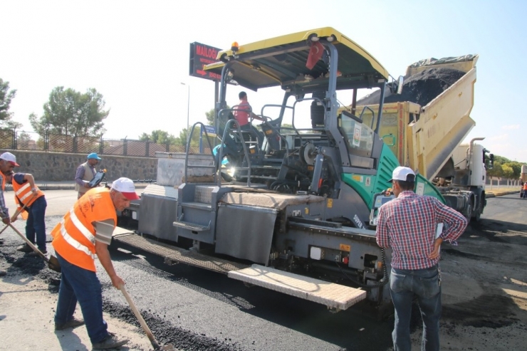 Viranşehir’de Yenihal Caddesini Asfaltlanıyor