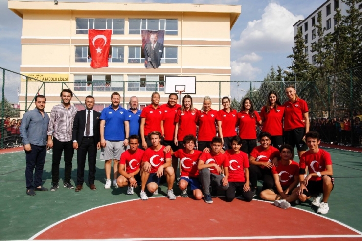 Kadın Basketbolcular Liseli Öğrencilerle Buluştu